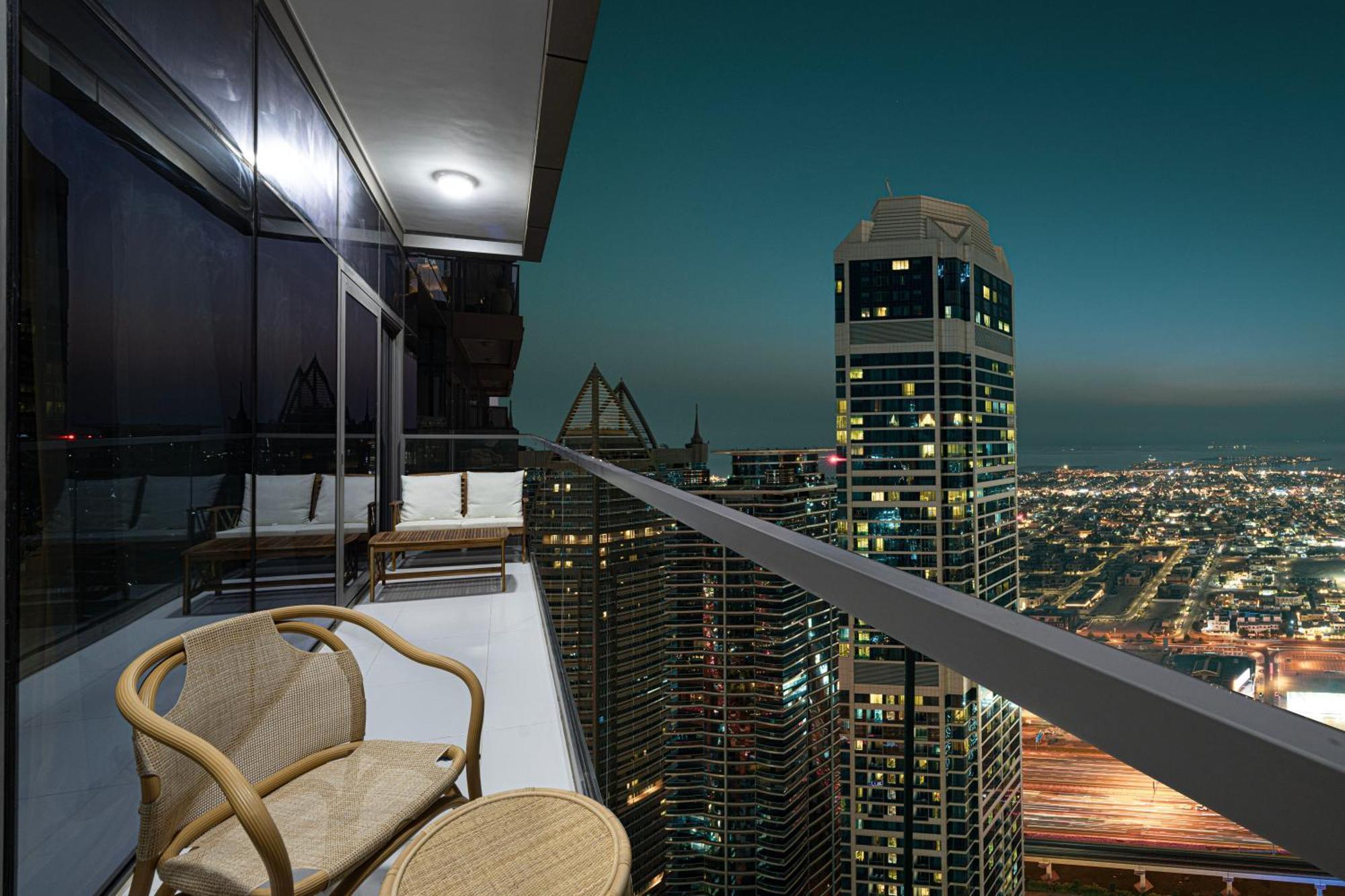 3br In Paramount With Panoramic Infinity Pool Dubai