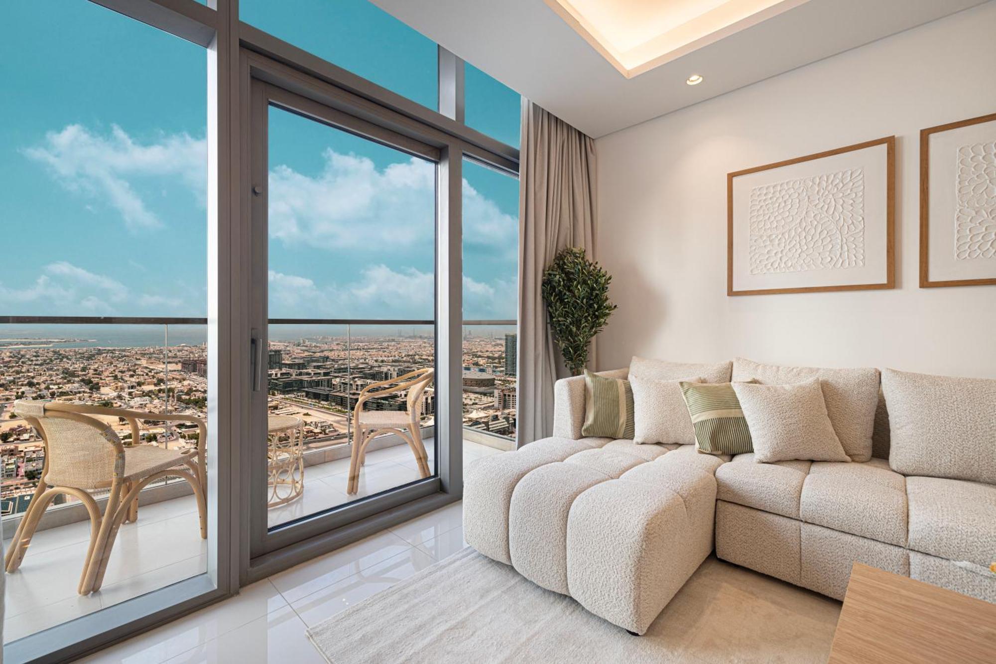3br In Paramount With Panoramic Infinity Pool Apartment