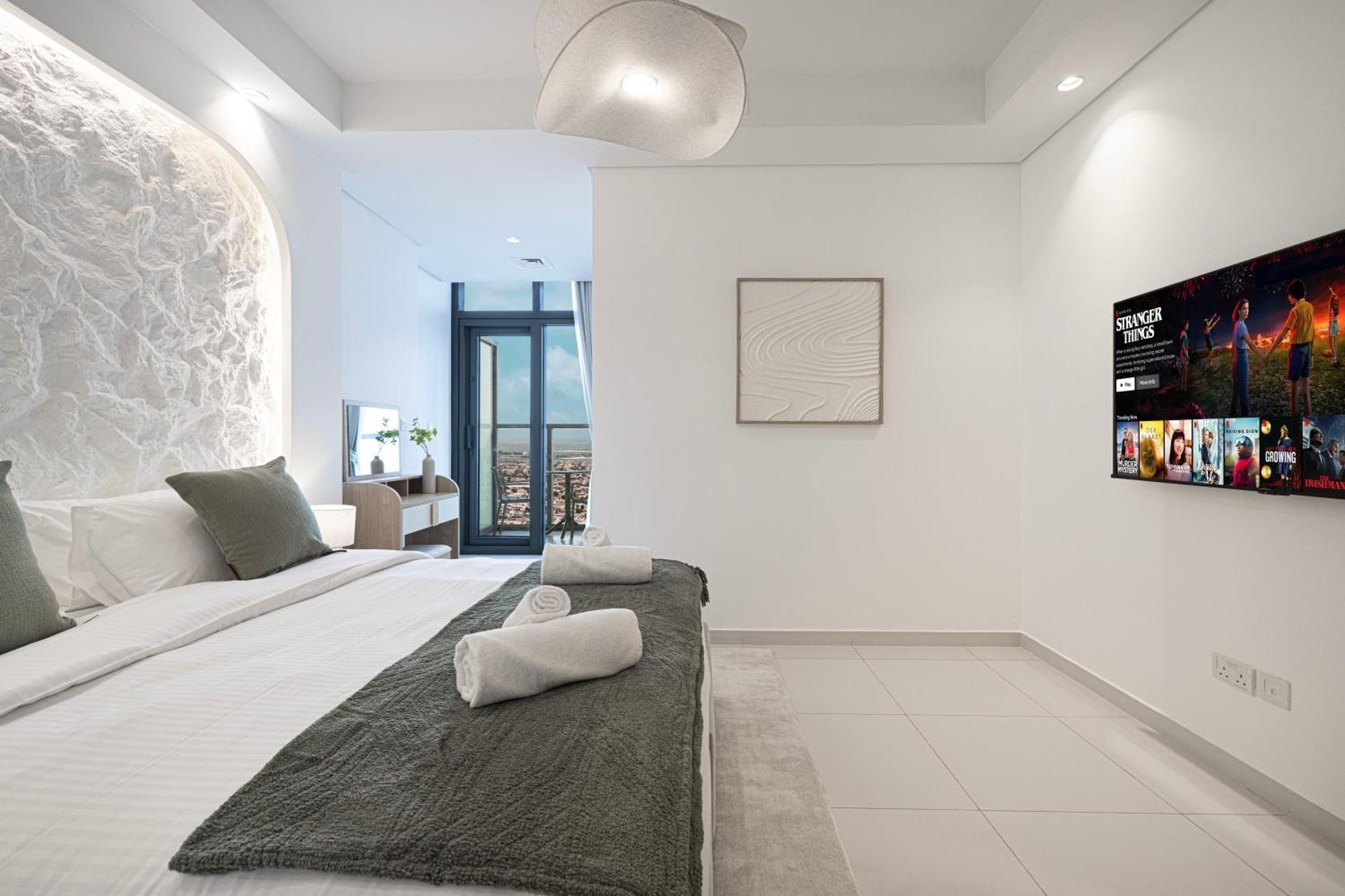 3br In Paramount With Panoramic Infinity Pool Apartment