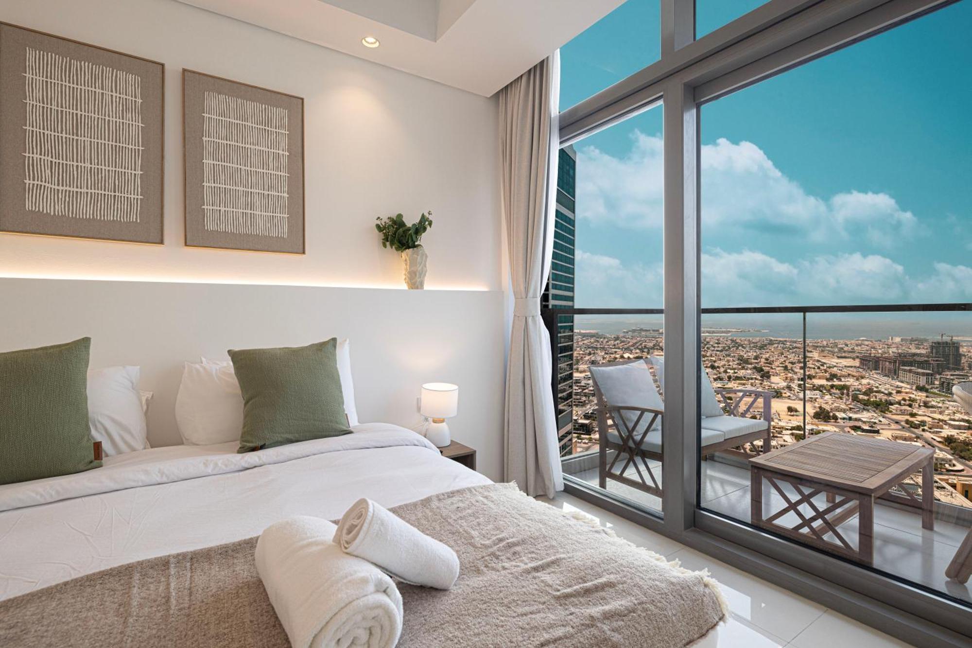 3br In Paramount With Panoramic Infinity Pool Dubai