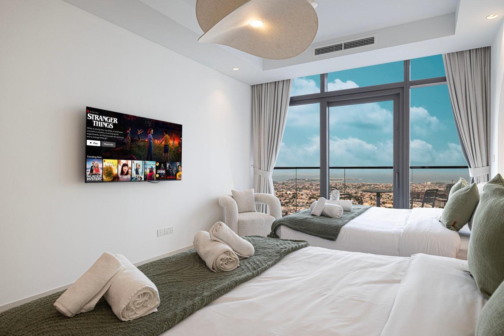 3br In Paramount With Panoramic Infinity Pool * Dubai