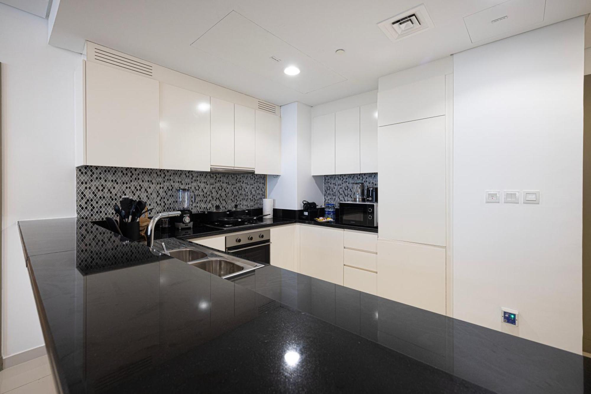 3br In Paramount With Panoramic Infinity Pool * Dubai