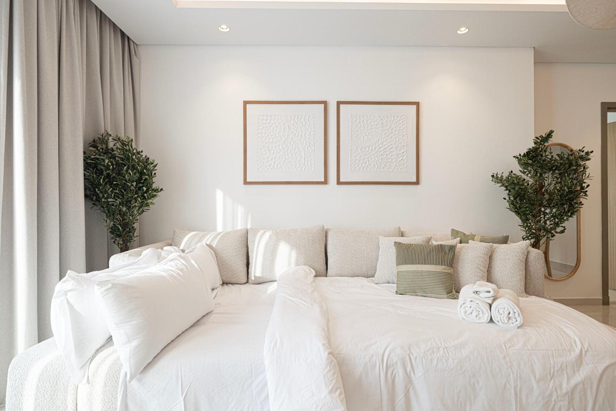 3br In Paramount With Panoramic Infinity Pool Apartment *